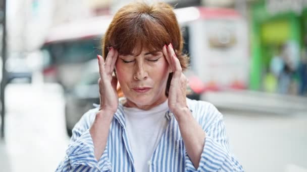 Μεσήλικη Γυναίκα Που Υποφέρει Από Πονοκέφαλο Στο Δρόμο — Αρχείο Βίντεο