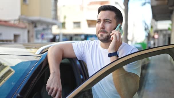 Joven Hombre Hispano Hablando Smartphone Apoyado Coche Calle — Vídeos de Stock