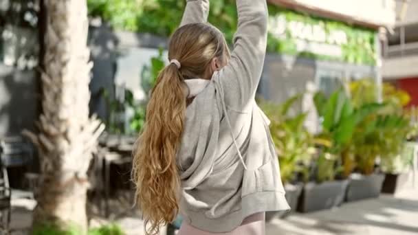 Ung Blond Kvinna Bär Sportkläder Stretching Armar Parken — Stockvideo