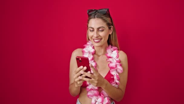 Młoda Blondynka Turystka Pomocą Smartfona Wyrazem Zwycięzcy Izolowanym Tle Czerwony — Wideo stockowe
