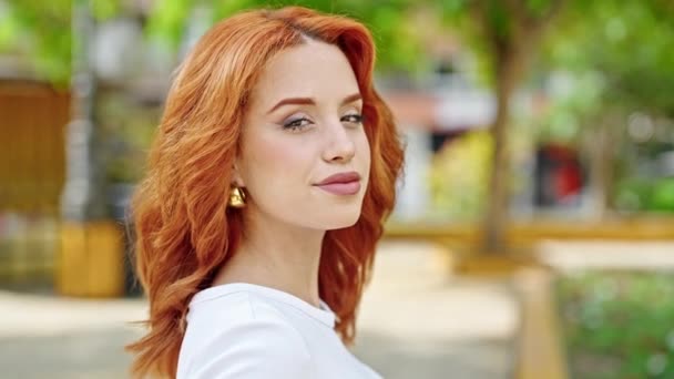Parkta Kendinden Emin Gülümseyen Genç Kızıl Saçlı Kadın — Stok video