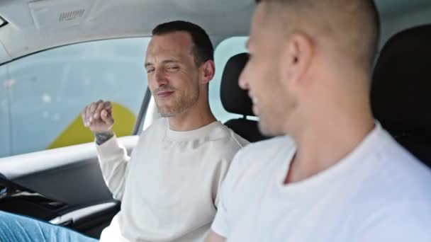 Δύο Άνδρες Ζευγάρι Κάθονται Στο Αυτοκίνητο Χορεύοντας Στο Δρόμο — Αρχείο Βίντεο