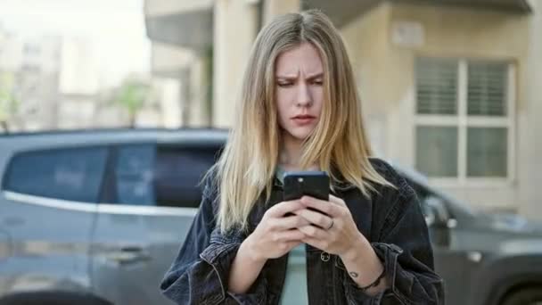 Jeune Femme Blonde Utilisant Smartphone Avec Visage Sérieux Rue — Video