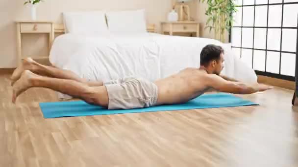 ヤングヒスパニック男性トレーニングコラムトレーニング 寝室での運動 — ストック動画