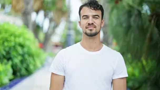 Νεαρός Ισπανός Που Χαμογελάει Αυτοπεποίθηση Κάνει Καλό Σημάδι Τους Αντίχειρες — Αρχείο Βίντεο