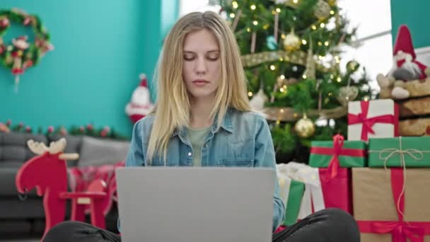 Fiatal Szőke Használ Laptop Ünneplő Karácsony Otthon — Stock videók