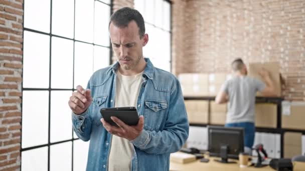 Δύο Άνδρες Εργαζόμενοι Ηλεκτρονικού Εμπορίου Χρησιμοποιώντας Touchpad Εργασίας Στο Γραφείο — Αρχείο Βίντεο