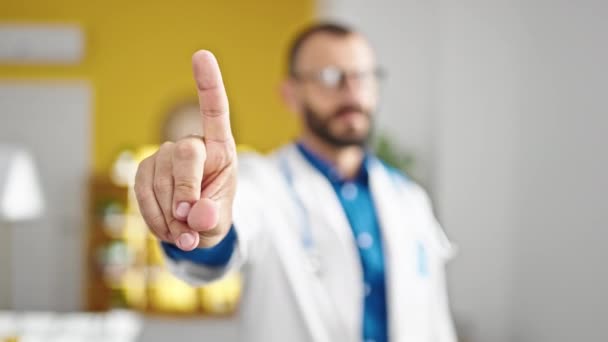 年轻的惊慌失措的男医生严肃地站在那里 在诊所用手指说不 — 图库视频影像