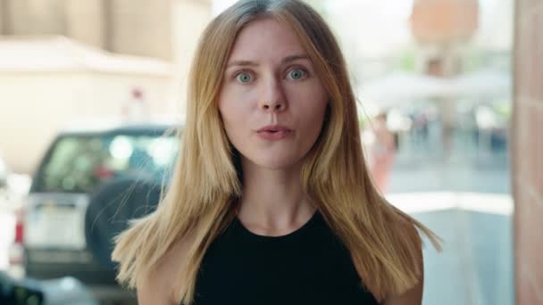 Молода Блондинка Стоїть Несподіваним Виразом Вулиці — стокове відео