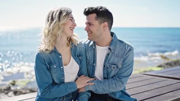 Homme Femme Couple Embrassant Assis Sur Banc Bord Mer — Video