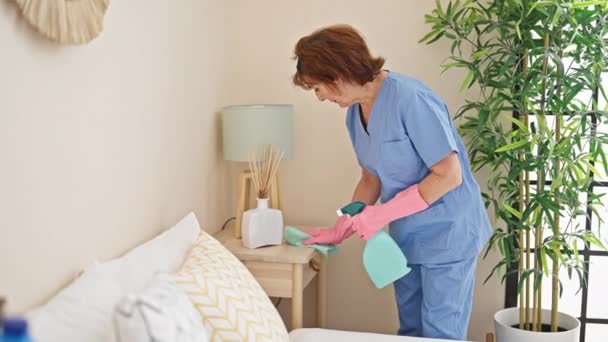 Kobieta Średnim Wieku Profesjonalny Sprzątaczka Stół Sypialni — Wideo stockowe