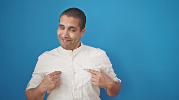 Mladý Hispánec Muž Ukazuje Sama Vítězným Výrazem Nad Izolované Modré — Stock video