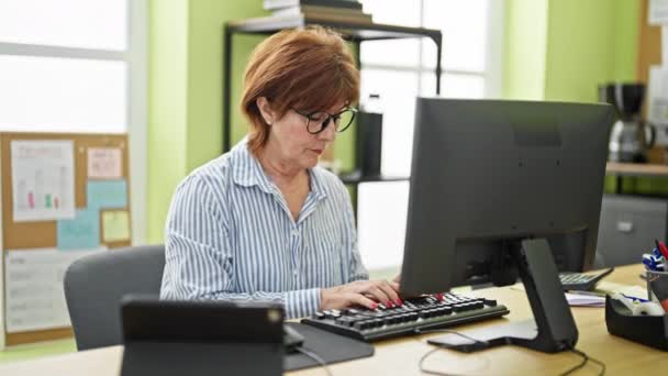 Жінка Середнього Віку Бізнесмен Використовує Комп Ютер Тачпад Працює Офісі — стокове відео