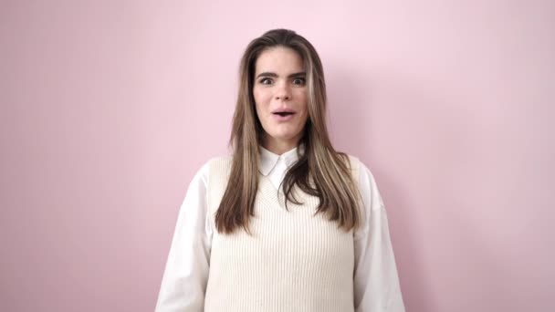 Mladá Krásná Hispánská Žena Stojící Vítězným Výrazem Izolovaném Růžovém Pozadí — Stock video