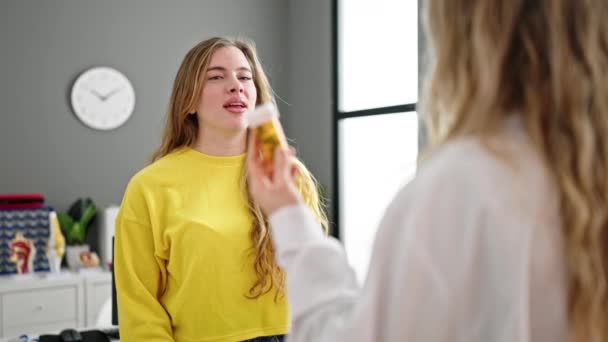 Junge Blonde Frau Arzt Und Patient Verschreibt Pillen Behandlung Klinik — Stockvideo