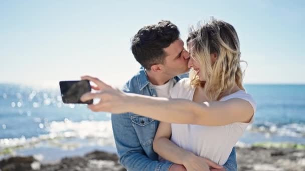 Man Och Kvinna Par Står Tillsammans Gör Selfie Med Smartphone — Stockvideo