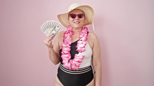 Středního Věku Šedovlasá Žena Turista Sobě Plavky Hawaiian Lei Držení — Stock video