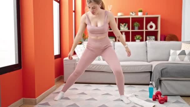 Junge Blonde Frau Sportbekleidung Trainiert Beine Übung Hause — Stockvideo