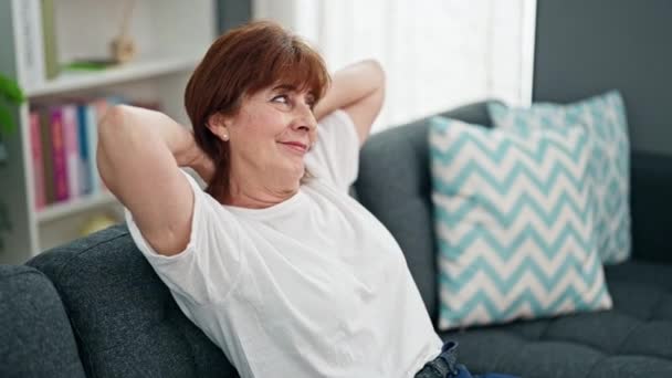 Mujer Mediana Edad Relajado Con Las Manos Cabeza Sentado Sofá — Vídeos de Stock