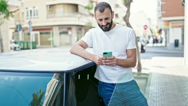 Young Hispanic Man Using Smartphone Leaning Car Street — 비디오