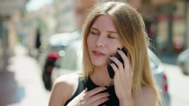 Молодая Блондинка Улыбается Уверенно Разговаривая Смартфону Улице — стоковое видео