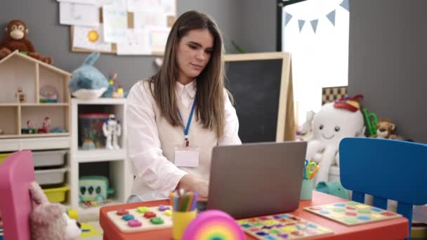 Jovem Bela Mulher Hispânica Professora Pré Escolar Usando Laptop Jardim — Vídeo de Stock