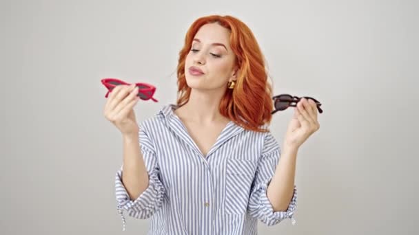 年轻的红头发女人戴着太阳镜 对着孤立的白色背景微笑 — 图库视频影像