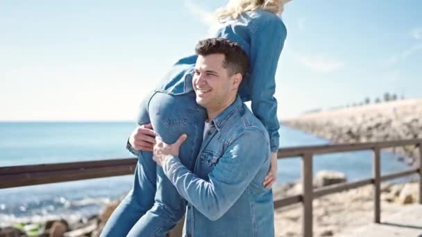 Homem Mulher Casal Sorrindo Confiante Segurando Namorada Girando Beira Mar — Vídeo de Stock