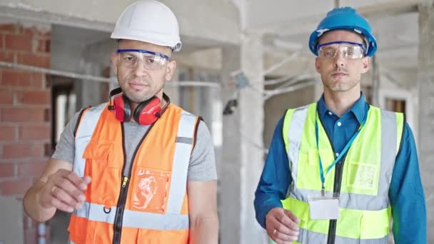 Két Férfi Építész Áll Együtt Nyugodt Kifejezéssel Építkezésen — Stock videók