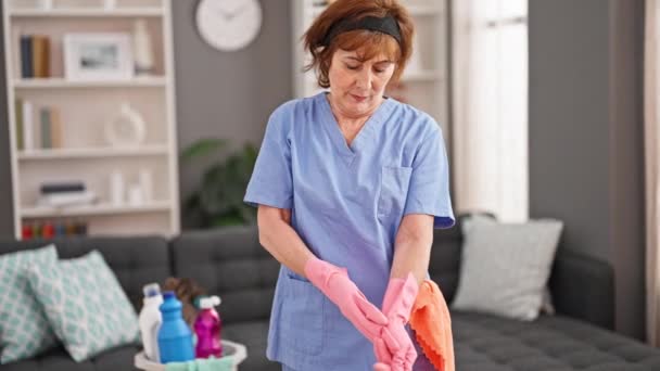 Mulher Meia Idade Profissional Limpeza Tirando Luvas Cansado Casa — Vídeo de Stock