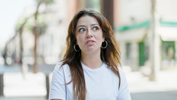 Jonge Mooie Latijns Amerikaanse Vrouw Glimlachend Vol Vertrouwen Spreken Straat — Stockvideo