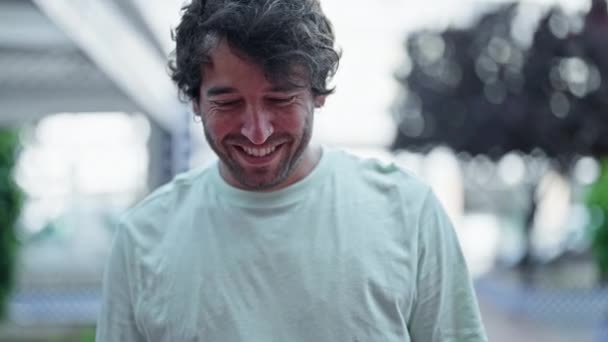 Νεαρός Ισπανόφωνος Χαμογελά Σίγουρος Στέκεται Νικητή Χειρονομία Στο Δρόμο — Αρχείο Βίντεο