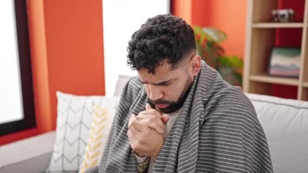 Jovem Hispânico Homem Sentado Sofá Cobertura Com Cobertor Para Frio — Vídeo de Stock