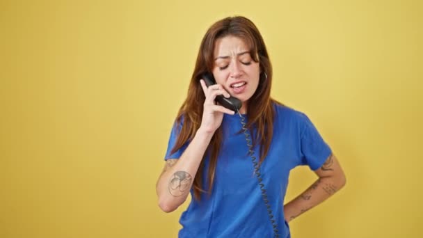 Jovem Bela Mulher Hispânica Falando Telefone Discutindo Sobre Fundo Amarelo — Vídeo de Stock