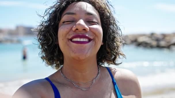 Joven Hermosa Latina Turista Teniendo Video Llamada Soplando Beso Playa — Vídeos de Stock