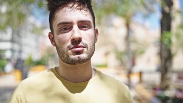 Молодий Іспаномовний Чоловік Посміхається Впевнено Стоїть Парку — стокове відео