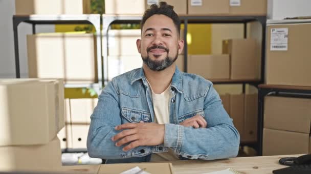 Pemuda Latin Pekerja Bisnis Ecommerce Tersenyum Percaya Diri Duduk Dengan — Stok Video
