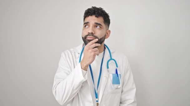 Jovem Hispânico Homem Médico Com Dúvida Expressão Pensando Sobre Isolado — Vídeo de Stock