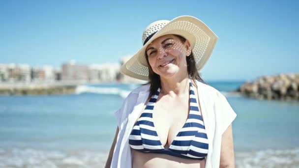 Hiszpanka Średnim Wieku Turystka Bikini Wykonująca Gest Serca Dłońmi Plaży — Wideo stockowe