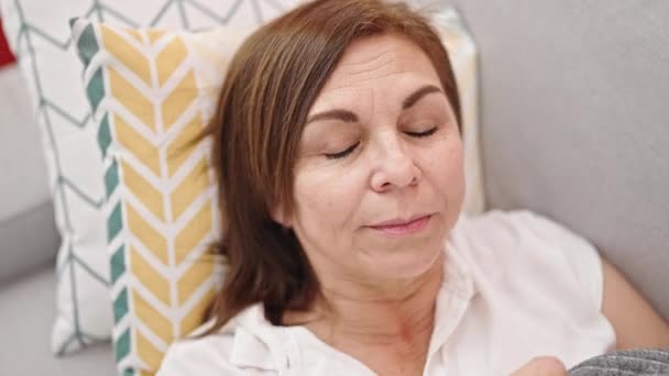 Испанская Женщина Средних Лет Лежит Диване Спит Дома — стоковое видео