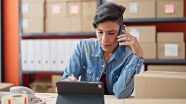 Genç, güzel İspanyol bir kadın. İş kadını. Ofiste, akıllı telefondan dokunmatik kâğıtta yazıyor.