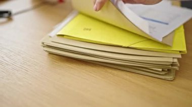 Ofiste belge arayan genç bir kadın.