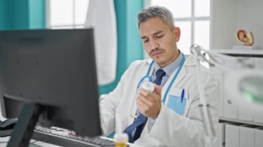 Genç İspanyol doktor klinikte bilgisayar hapı kullanıyor.