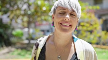 Parkta kendine güvenen genç bir kadın.