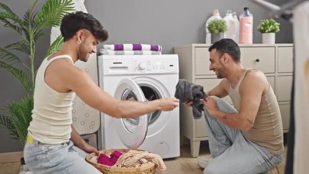 Δύο Άνδρες Ζευγάρι Χαμογελά Αυτοπεποίθηση Πλύσιμο Ρούχων Στο Πλυσταριό — Αρχείο Βίντεο