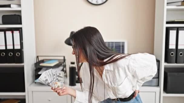 Молода Красива Іспанська Жінка Бізнесмен Посміхається Впевнено Тримає Долари Офісі — стокове відео