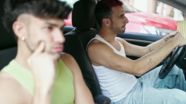 Dois Homens Casal Estressado Carro Condução Rua — Vídeo de Stock