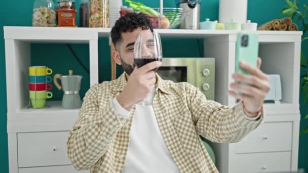 Jonge Spaanse Man Drinkt Glas Wijn Heeft Een Videogesprek Eetzaal — Stockvideo