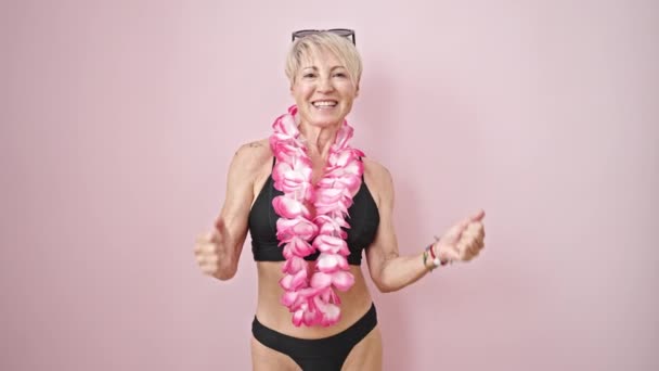 Middle Age Blonde Woman Wearing Bikini Hawaiian Lei Winner Expression — Stock Video
