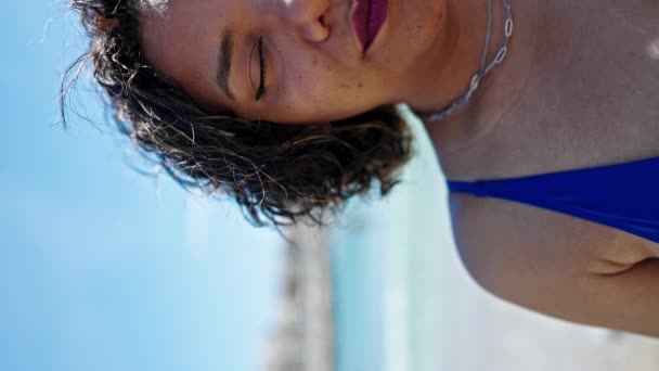 年轻美丽的拉丁女子游客穿着泳衣在海滩上自信地微笑 — 图库视频影像